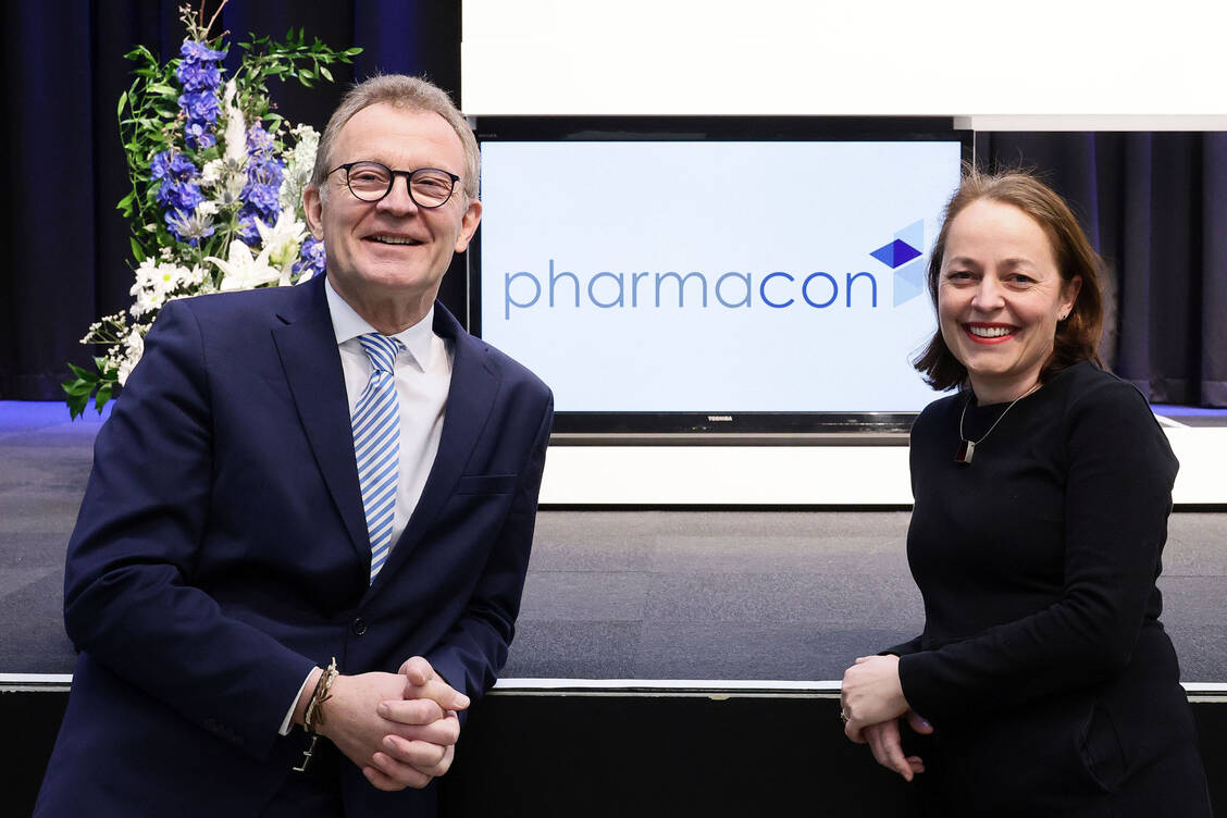 Führten gemeinsam durch das Kongressprogramm: Prof. Dr. Manfred Schubert-Zsilavecz und Prof. Dr. Ulrike Garscha. Schwerpunktthema waren Volkskrankheiten.  / © PZ/Alois Müller