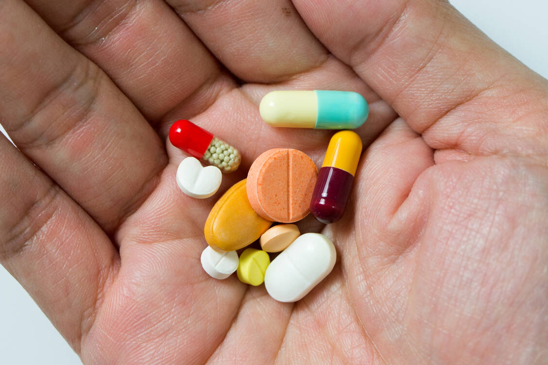 Nach dem Willen der FDP-Fraktion sollte der G-BA künftig entscheiden, welche verschreibungsfreie Arzneimittel künftig im GKV-Leistungskatalog landen. / Foto: Adobe Stock/Kenishirotie