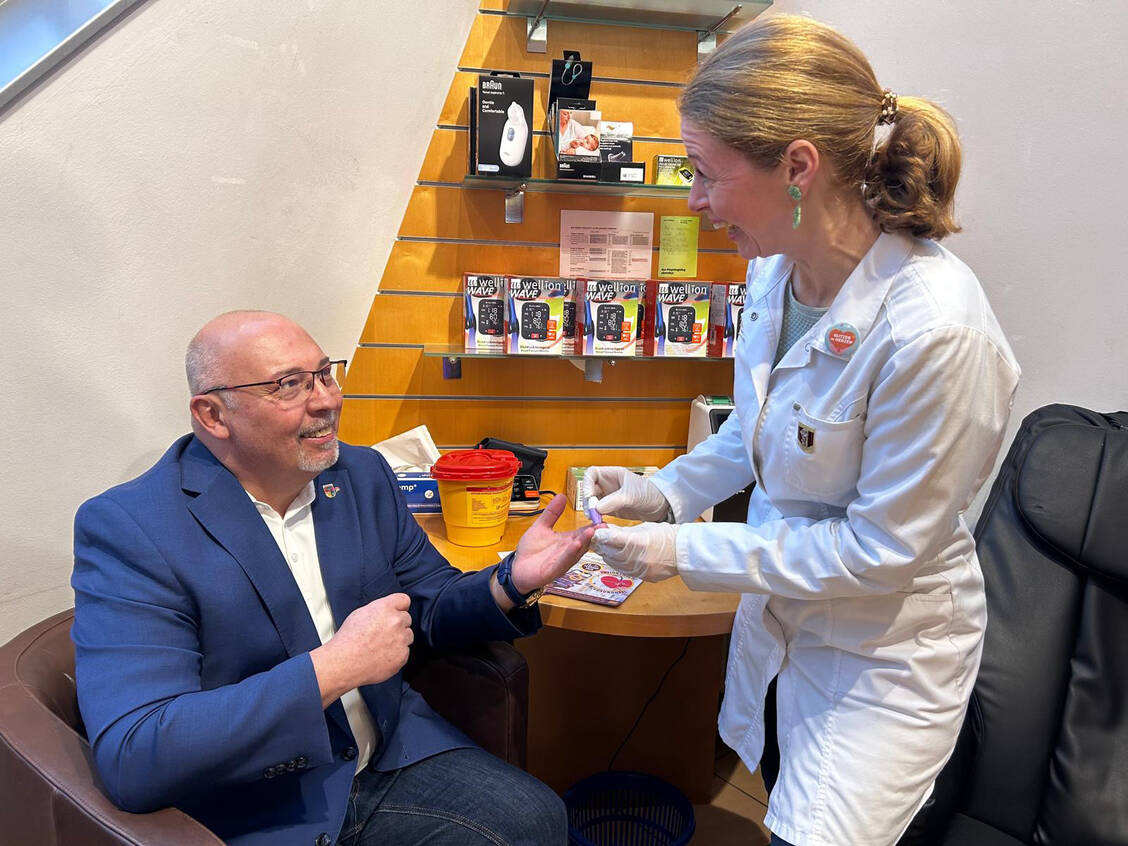 »Ein kleiner Stich in den Finger kann langfristig gesehen schwere gesundheitliche Schäden wie Herzinfarkte und Schlaganfälle verhindern«, sagt Karoline Sindelar, Inhaberin der Armonia Apotheke in Wien.  / © BV 17 Wien