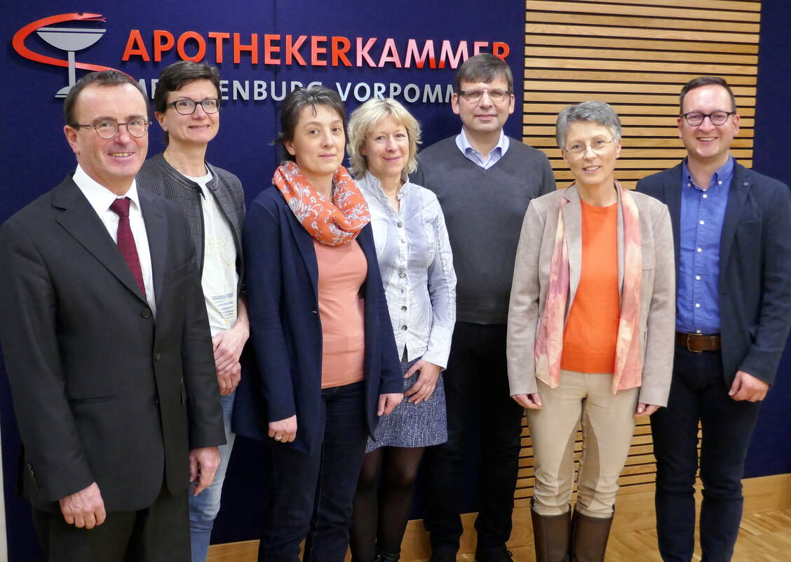 Der neu gewählte Vorstand der AK Mecklenburg-Vorpommern: Dr. Dr. Georg Engel, Susanne Paschka, Dr. Konstanze Jahn-Harnack, Petra Verhoeven, Dr. Torsten Möller, Annette Lendeckel und Marco Bubick ((v.l.n.r.). Foto: PZ/Christiane Berg