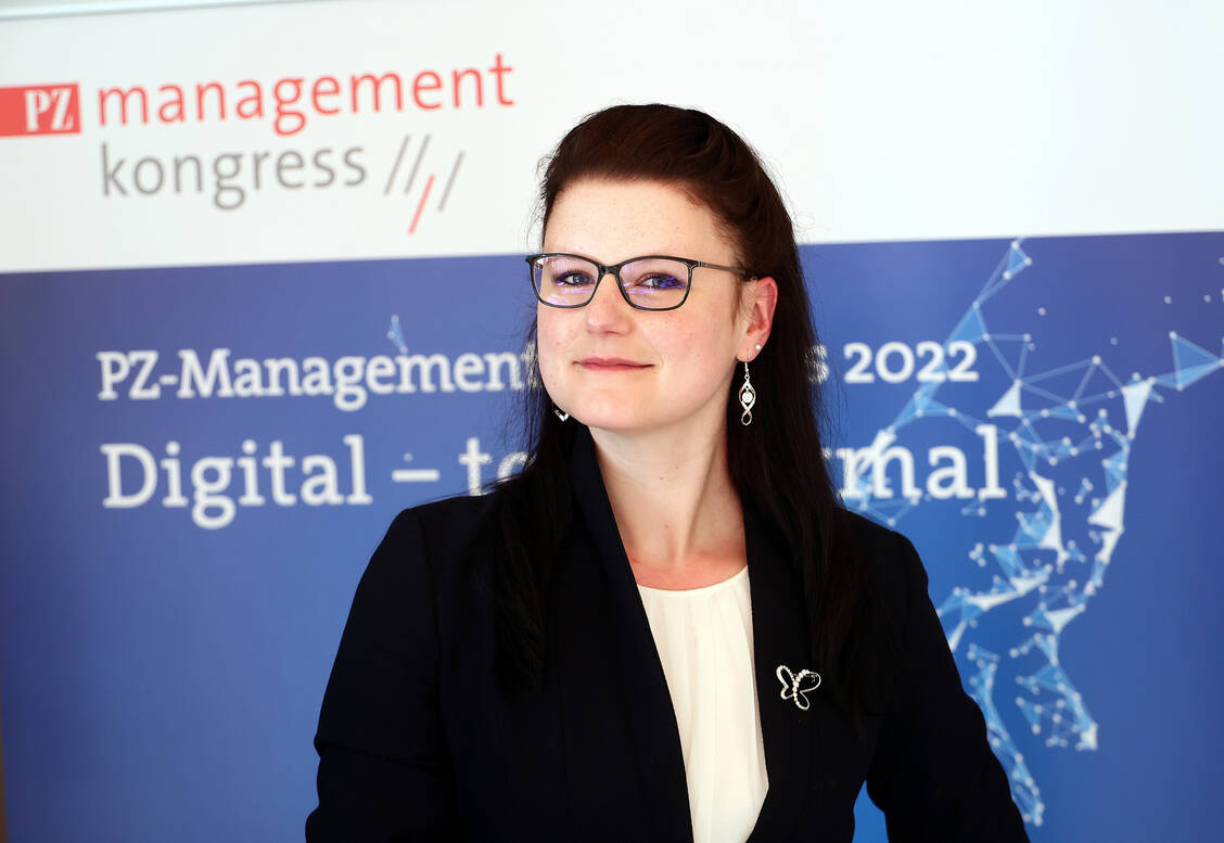 Nadine Hoffmann hat als Vertretungsapothekerin in mehr als 50 Offizinen Erfahrung gesammelt – wie viel Spaß es macht, hängt vor allem auch von der Stimmung im Team ab. / Foto: PZ/Alois Müller