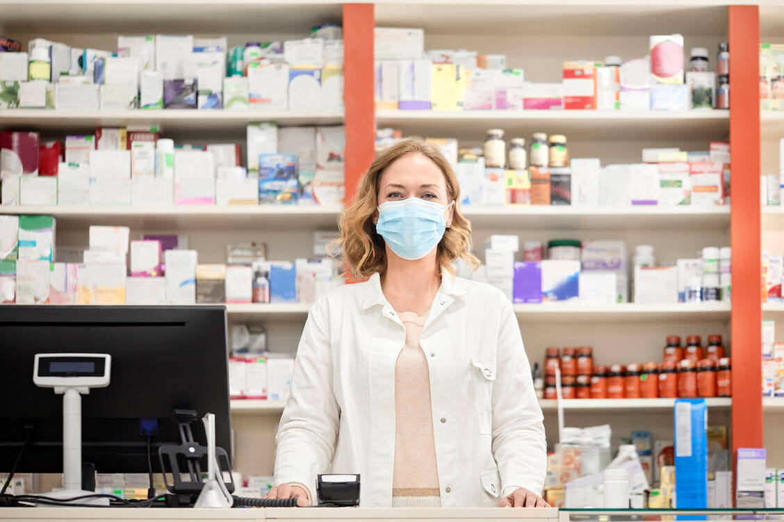 In einem knapp 70 Seiten langen Bericht fasst der FIP globale Bemühungen sowie exemplarische Initiativen nationaler Apothekerberufsverbände während der Covid-19-Pandemie zusammen. / Foto: IMAGO/Westend61