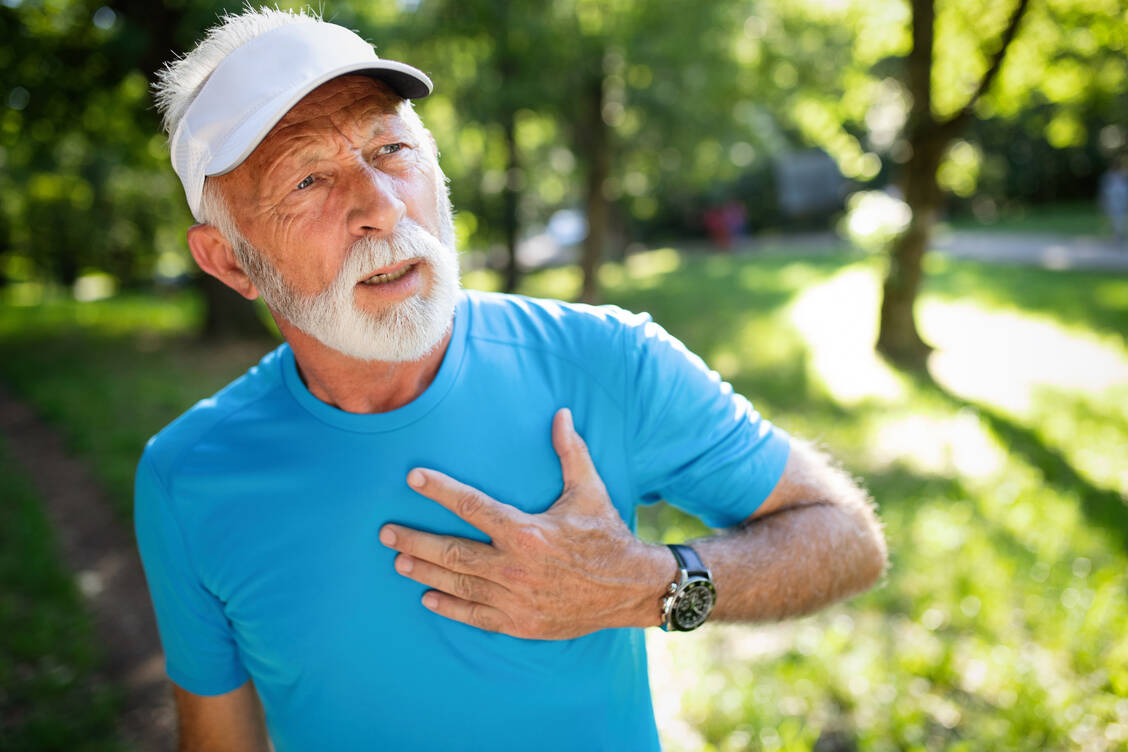 Typische Symptome eines Angina-pectoris-Anfalls sind ein plötzliches Engegefühl und Schmerzen in der Brust, die etwa bei Anstrengung auftreten. / Foto: Adobe Stock/NDABCreativity