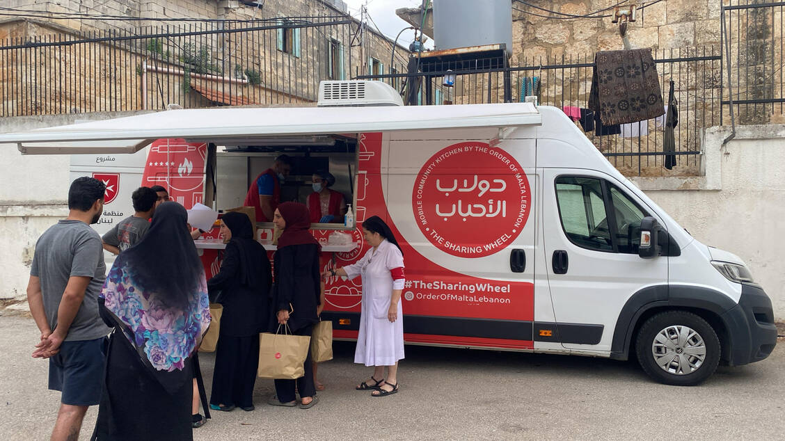 Die mobilen Gemeindeküchen der lokalen Malteser-Hilfsorganisation »Order of Malta Lebanon« verteilen warme Mahlzeiten und Essen an geflüchtete und bedürftige Menschen im Libanon.  / © Malteser International/Order of Malta Lebanon