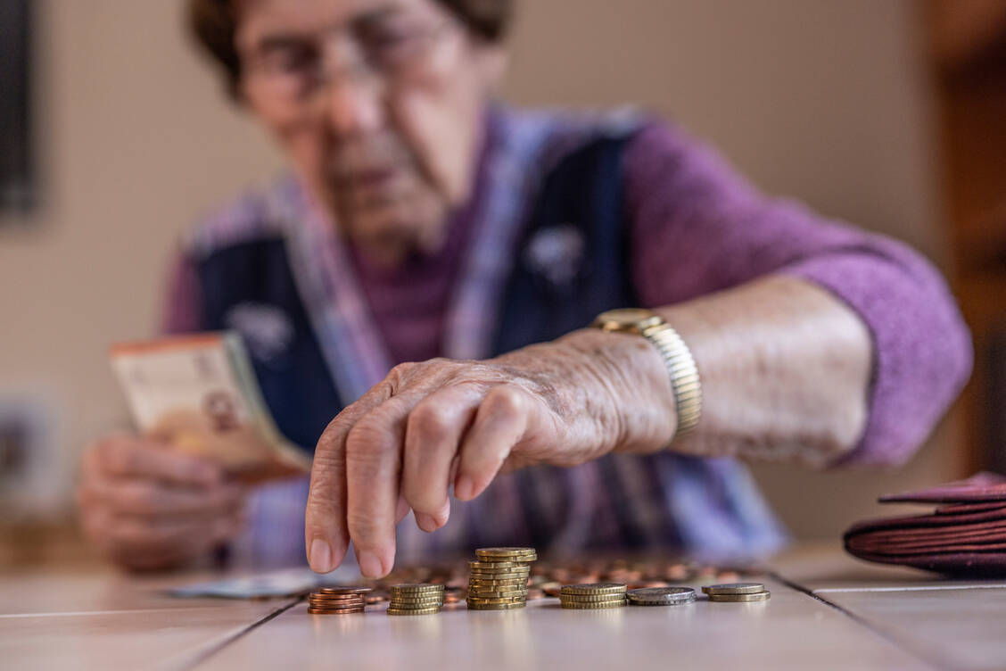 Das Risiko von Altersarmut stieg hierzulande in den letzten Jahren konstant an. Galten im Jahr 2006 mehr als 10 Prozent aller Über-65-Jährigen als armutsgefährdet, waren es vergangenes Jahr bereits rund 18 Prozent. / © Adobe Stock/ bilderstoeckchen