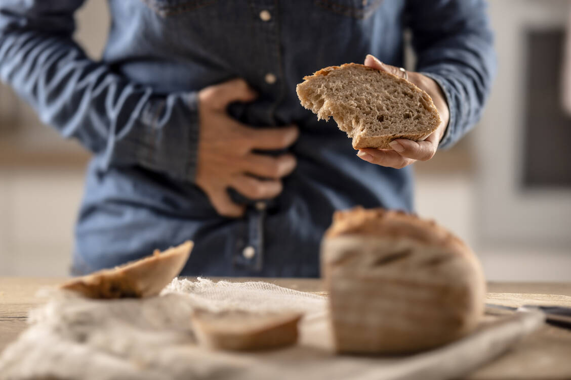Kommen die Bauchschmerzen wirklich vom Brot oder steckt etwas anderes dahinter? Wer bei sich eine Unverträglichkeit vermutet, sollte erst einmal gewissenhaft ein Symptom- und Ernährungstagebuch führen. / Foto: Getty Images/MarianVejcik