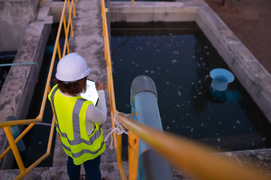 Dass auch in Deutschland das Abwasser mittlerweile auf bestimmte Erreger gemonitort wird, ist eine Folge der Pandemie. / © Shutterstock/kittirat roekburi