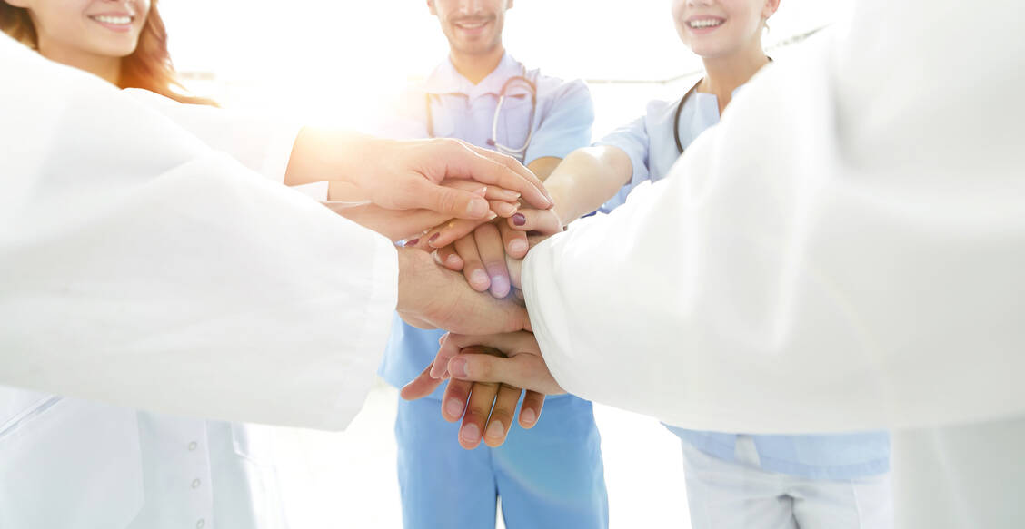 Es geht nur gemeinsam richtig gut: Damit Medikationsmanagement gelingt, müssen Ärzte und Apotheker miteinander für den Patienten arbeiten.  / Foto: Adobe Stock/ASDF