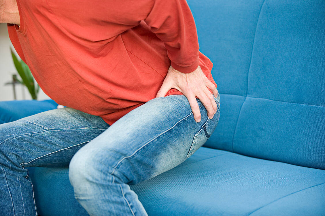 Beidseitige Schmerzen im Hüftbeuger, die im zeitlichen Zusammenhang mit einer Statin-Einnahme auftreten und beim Absetzen des Lipidsenkers verschwinden, sprechen für eine echte Statin-Intoleranz. / Foto: Getty Images/Jan-Otto