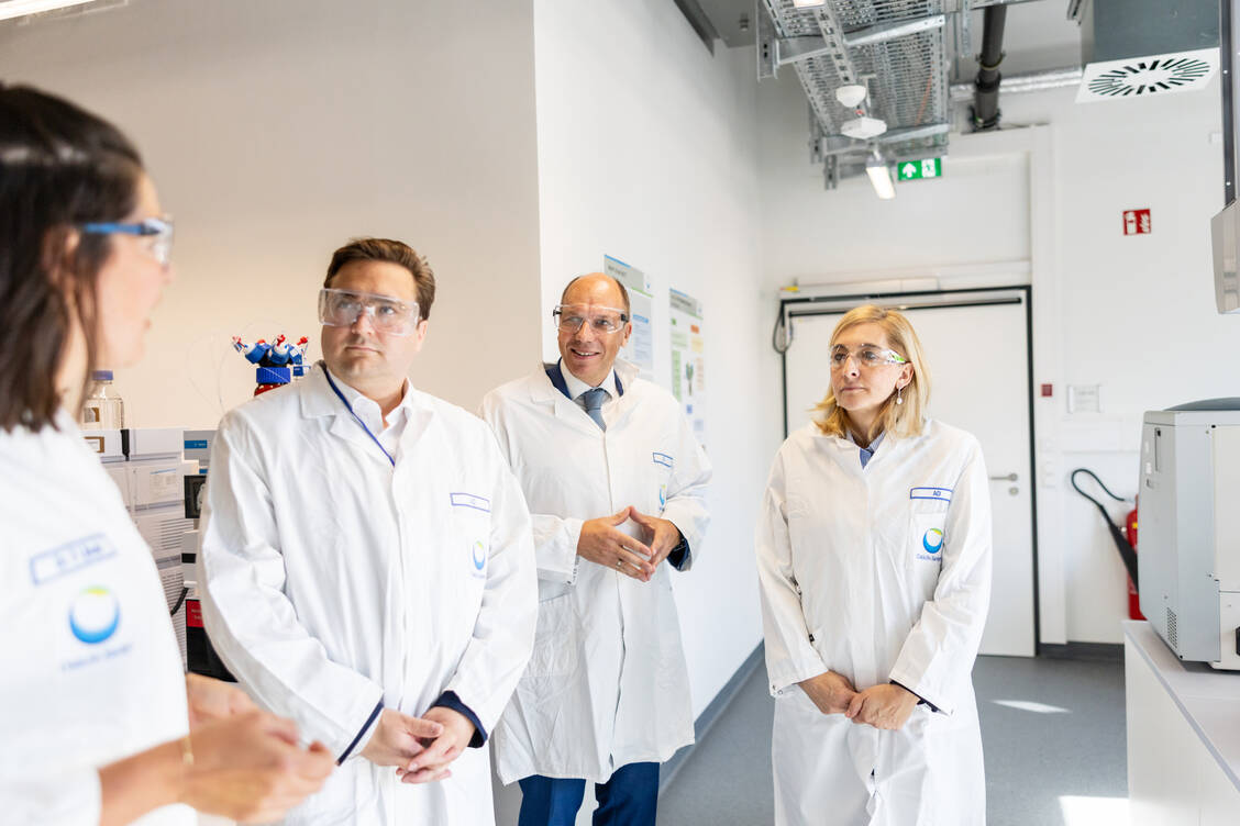 Die Bundesministerin für Gesundheit Nina Warken (CDU) tauschte sich in Pfaffenhofen auch zu gesundheitspolitischen Themen aus. / © Daiichi-Sankyo