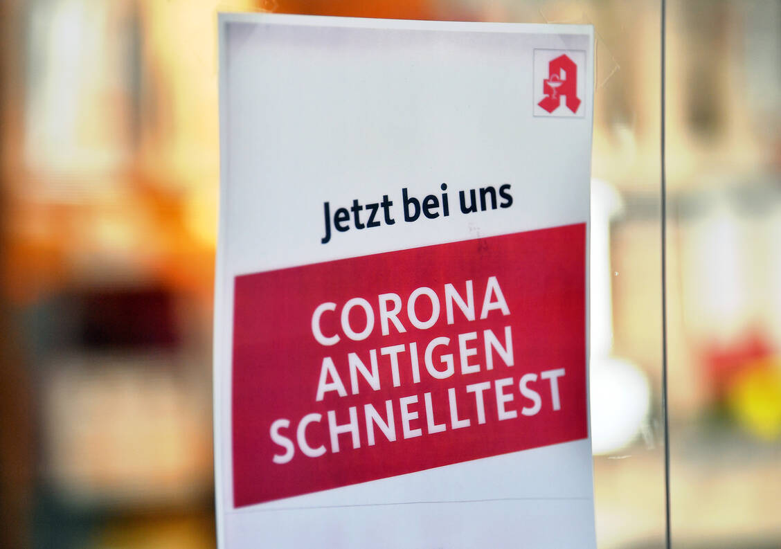 Dieses Angebot könnten künftig immer weniger Apotheken machen wollen, befürchtet die ABDA. Wenn die kostenlosen Coronatests für Jedermann wegfallen, wird auch die Nachfrage in den Apotheke drastisch sinken. / Foto: picture alliance/dpa/dpa-Zentralbild