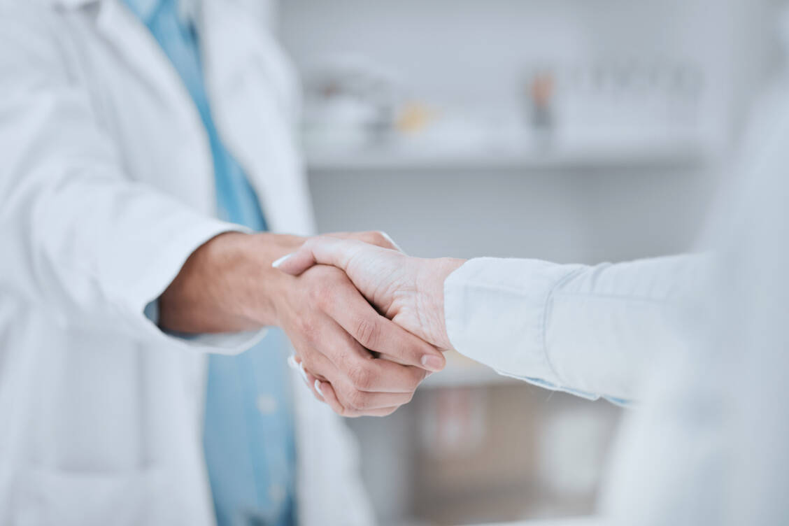 Die Apothekenreform bringt neue Aufgaben und Kompetenzen für Apotheken – die auf anhaltende Kritik in der Ärzteschaft stoßen. Nun kommt der Appell für mehr Zusammenarbeit – von einer Ärztin und Apothekerin. / © YURI ARCURS PRODUCTIONS