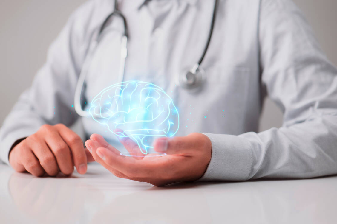 Multiple Sklerose ist eine chronisch fortschreitende Erkrankung des zentralen Nervensystems mit unterschiedlichen Verlaufsformen. Dabei zerstören körpereigene Immunzellen die Schutzschicht der Nervenfasern im Gehirn und im Rückenmark. / Foto: Shutterstock/UnderhilStudio