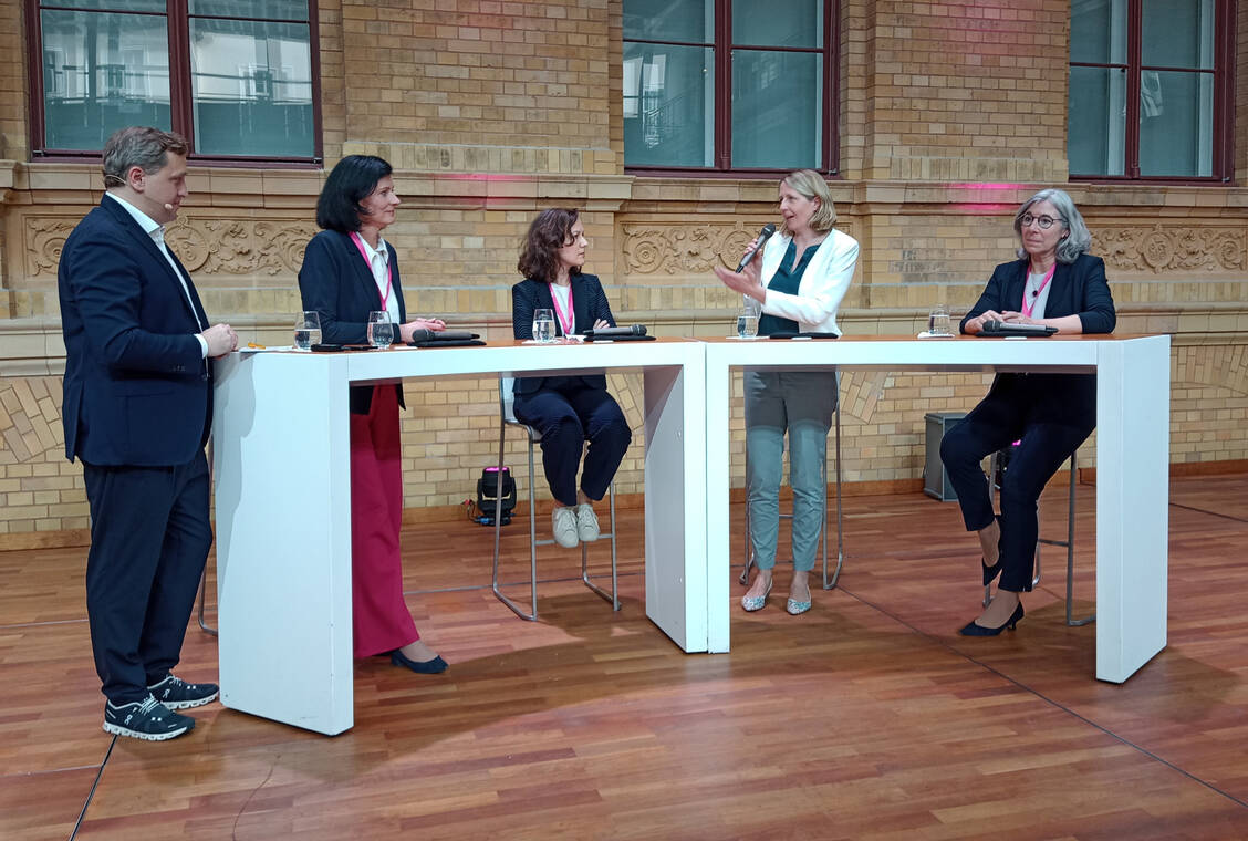 Der Moderator Gottfried Ludewig (links) sprach mit Daniela Teichert, Ulrike Attenberger, Susanne Ozegowski und Gabriele Overwiening (v.l.n.r.) über die Digitalisierung im Gesundheitswesen.  / Foto: PZ/Lukas Brockfeld