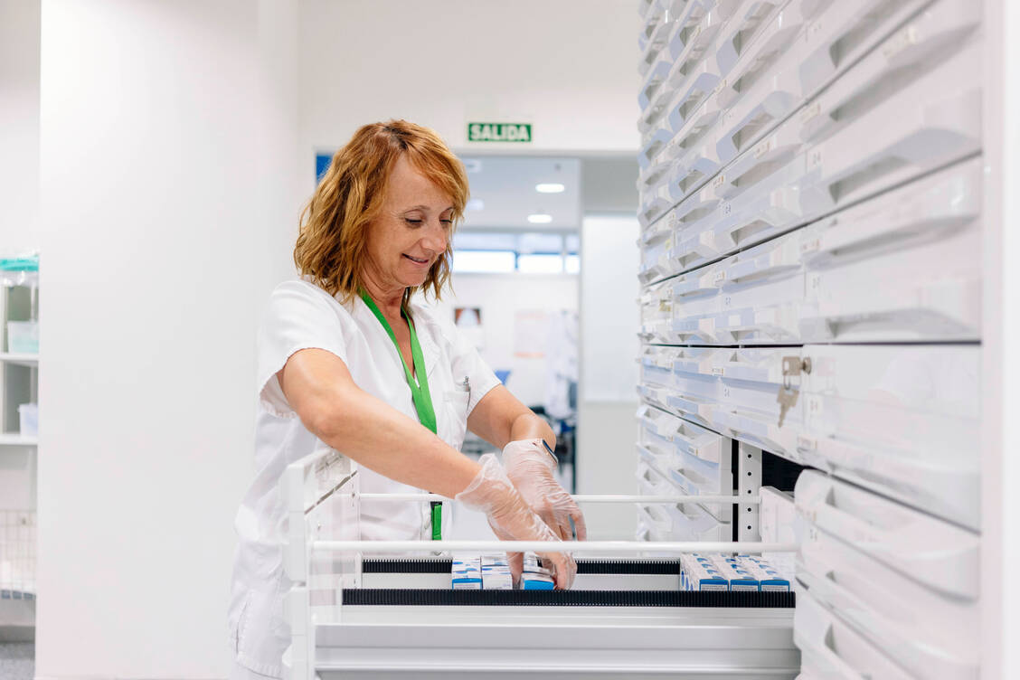 Das Bundesgesundheitsministerium will die derzeitigen Sonderregeln bei der Arzneimittelabgabe zunächst bis zum 25. November verlängern. / Foto: imago images/Westend61