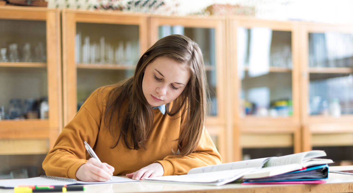 Mehr Zeit zum Lernen:  Das könnte eine dreijährige PTA-Ausbildung bieten. Diese sollte aber fakultativ neben der etablierten zweijährigen  Ausbildung  stehen.  / Foto: Adobe Stock/andreaobzerova