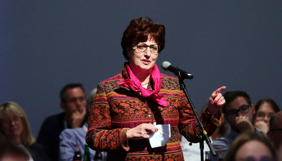 Hessens Kammerpräsidentin Ursula Funke erläuterte dem Bundesgesundheitsminister bereits beim Deutschen Apothekertag in München, wie es um die Finanzen der Apotheken bestellt ist. Nun legte sie per Brief noch einmal nach. / Foto: PZ/Alois Müller