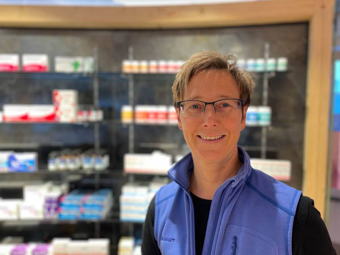 Um Klimaschutz in einer Apotheke voranzutreiben, sei es vor allem als Team essenziell, in ein Umdenken zu kommen, sagt die Nachhaltigkeitsbeauftragte der Adler-Apotheken Katrin Debus.  / Foto: Christine Schuhbeck