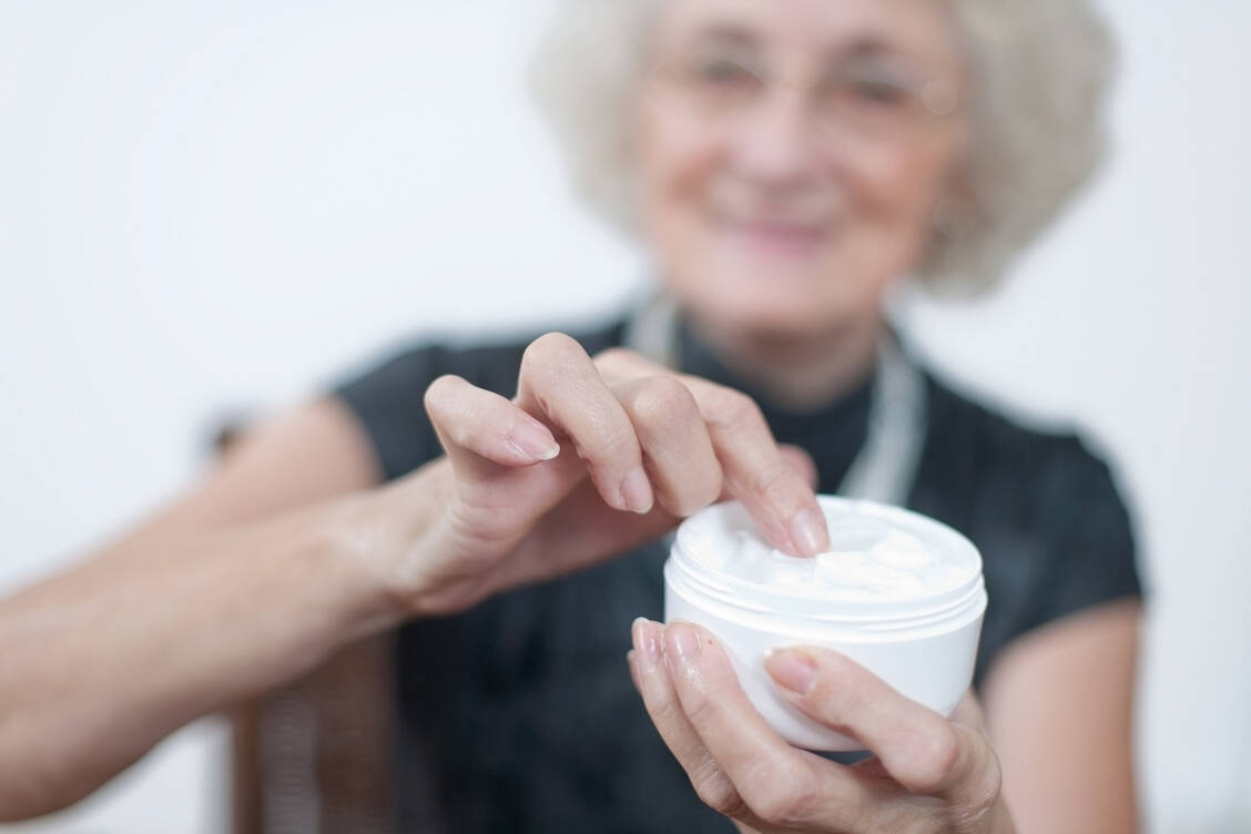 Cremen, cremen, cremen heißt das Credo bei trockener Diabetikerhaut. Die Grundlage sollte eine W/O-Emulsion sein mit reichlich Lipiden und Feuchthaltefaktoren.   / Foto: Adobe Stock/gewitterkind