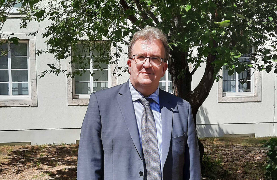 Große Nachfrage, wenig Studienkapazitäten: Pharmazeutischer Nachwuchs wird bundesweit händeringend gesucht. Doch beim geplanten Neubau des Pharmazeutischen Instituts in Jena soll es bei den bisherigen 75 Studienplätzen bleiben. Kammerpräsident Schreiber hätte sich mehr gewünscht. / Foto: PZ/Christina Hohmann-Jeddi