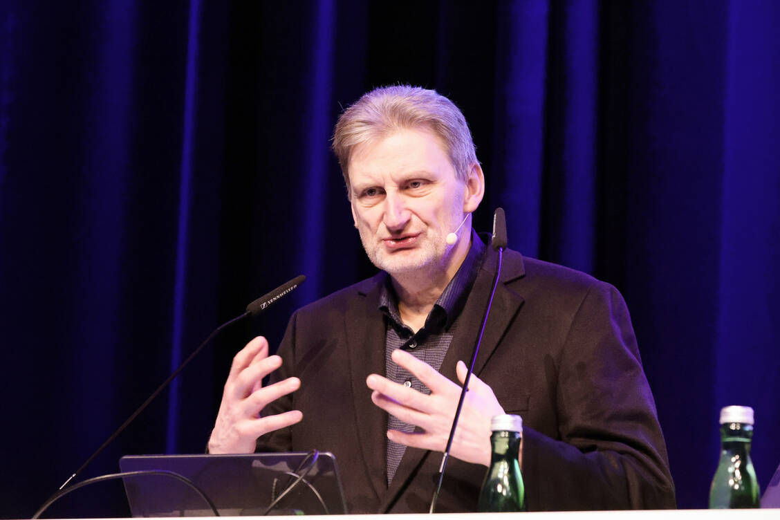 Beim Pharmacon in Schladming erklärte Professor Dr. Karl Ulrich Bartz-Schmidt vom Uniklinikum Tübingen, wie die medikamentöse Begleittherapie bei einer Katarakt-OP aussehen kann. / Foto: PZ/Alois Müller