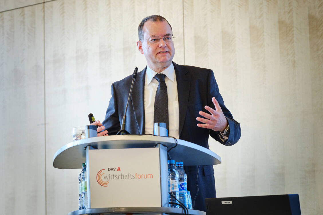 ABDA-Abteilungsleiter Eckart Bauer erläuterte Zahlen und Entwicklungen. / Foto: André Wagenzig