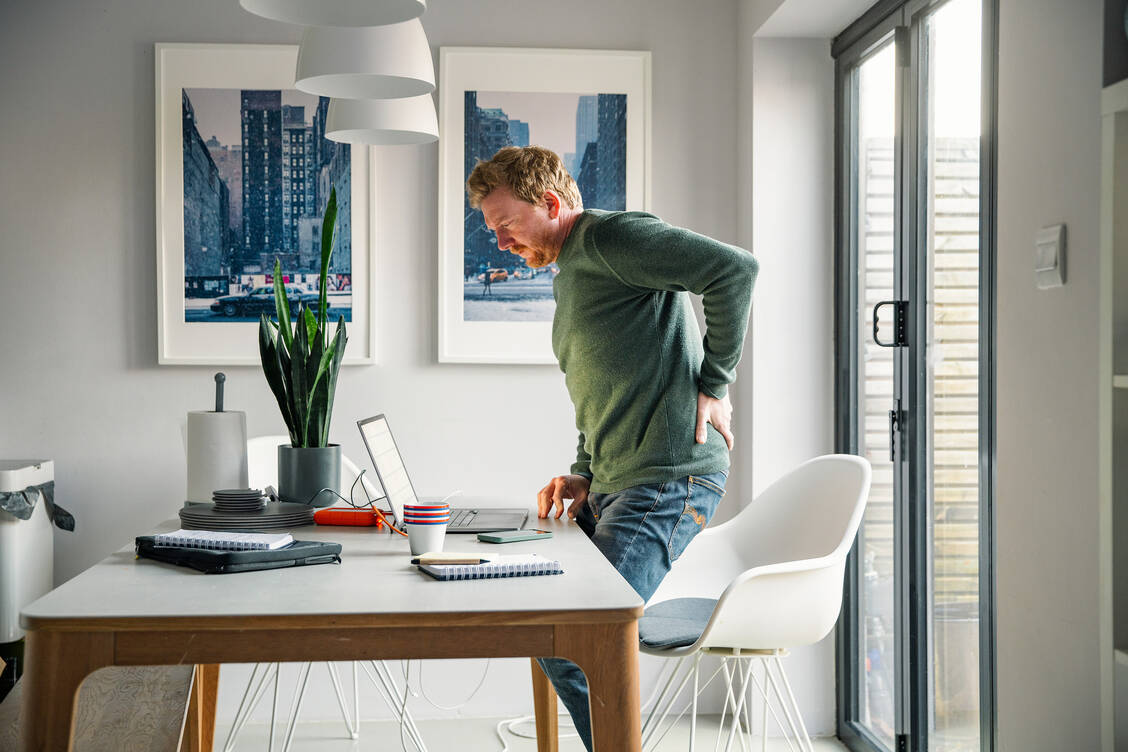 Häufiges Heben schwerer Lasten, langes Stehen oder ungünstige Sitzpositionen am Arbeitsplatz sind einer der größten Risikofaktoren für Rückenschmerzen. Auch im Home Office sollte man auf einen guten Stuhl achten. / Foto: Getty Images/Justin Paget