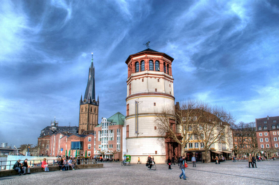 Am 14. Juni sind Apothekenmitarbeitende und -inhabende aufgerufen, in weißen Kitteln auf dem Burgplatz in Düsseldorf in unmittelbarer Nähe des nordrhein-westfälischen Landtags zu demonstrieren. / Foto: Adobe Stock/Deen K Ersin