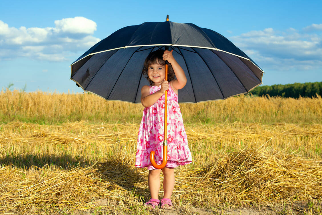 UV-A-Strahlung kann eine Sonnenallergie auslösen. Mit Sonnenschutz kann man der polymorphen Lichtdermatose teilweise vorbeugen. / Foto: Getty Images/vvvita