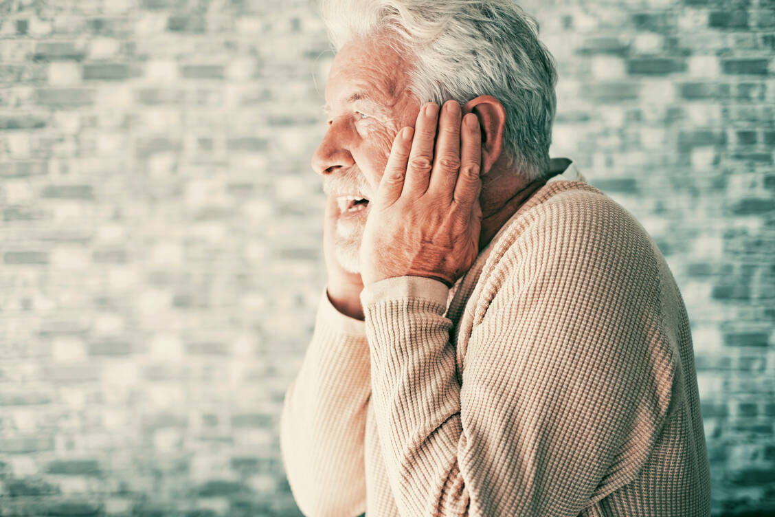 Angst, Unruhe, Atemnot und Schmerzen: Demenzpatienten leiden oft an vielen Beschwerden. Eine gute palliativmedizinische Betreuung könnte ihnen das Leben erleichtern – wird aber oft nicht gewährt. / Foto: Getty Images/lucigerma