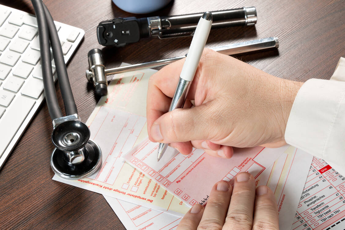 Ärzte sollten bei der Verordnung unter anderem auf Eindeutigkeit und Lesbarkeit achten. / Foto: Adobe Stock/Henrik Dolle