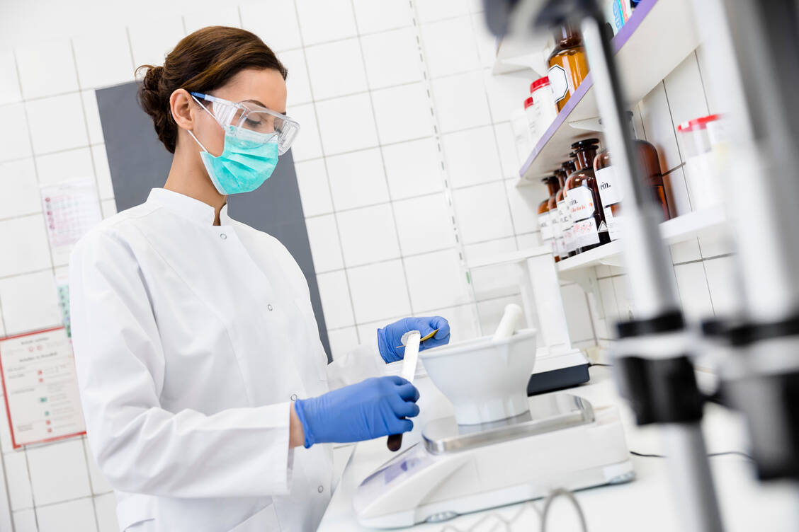 Zum PTA-Praktikum gehört die Arbeit im Labor. Allerdings leiden die praktischen Erfahrungen zurzeit unter den Sparmaßnahmen der Apotheker. / Foto: ABDA