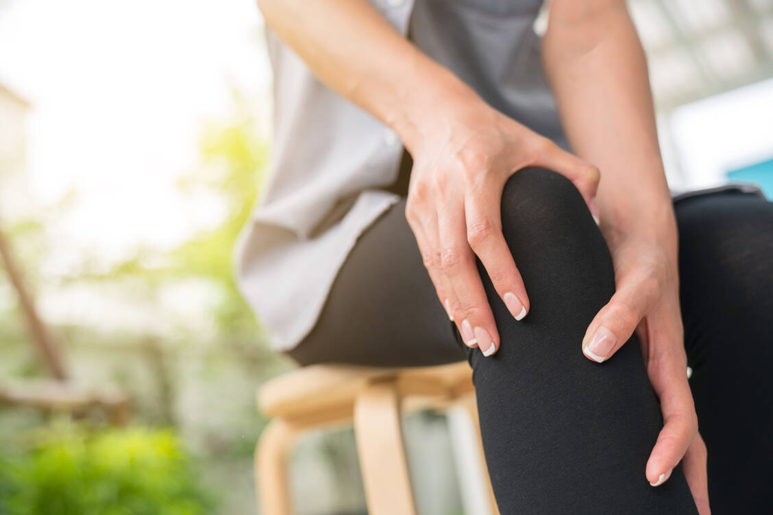 Bei Arthroseschmerzen im Knie sollte erst eine Behandlung mit Gelen oder Pflastern erfolgen, bevor Tabletten zum Einsatz kommen. / Foto: Getty Images/Witthaya Prasongsin