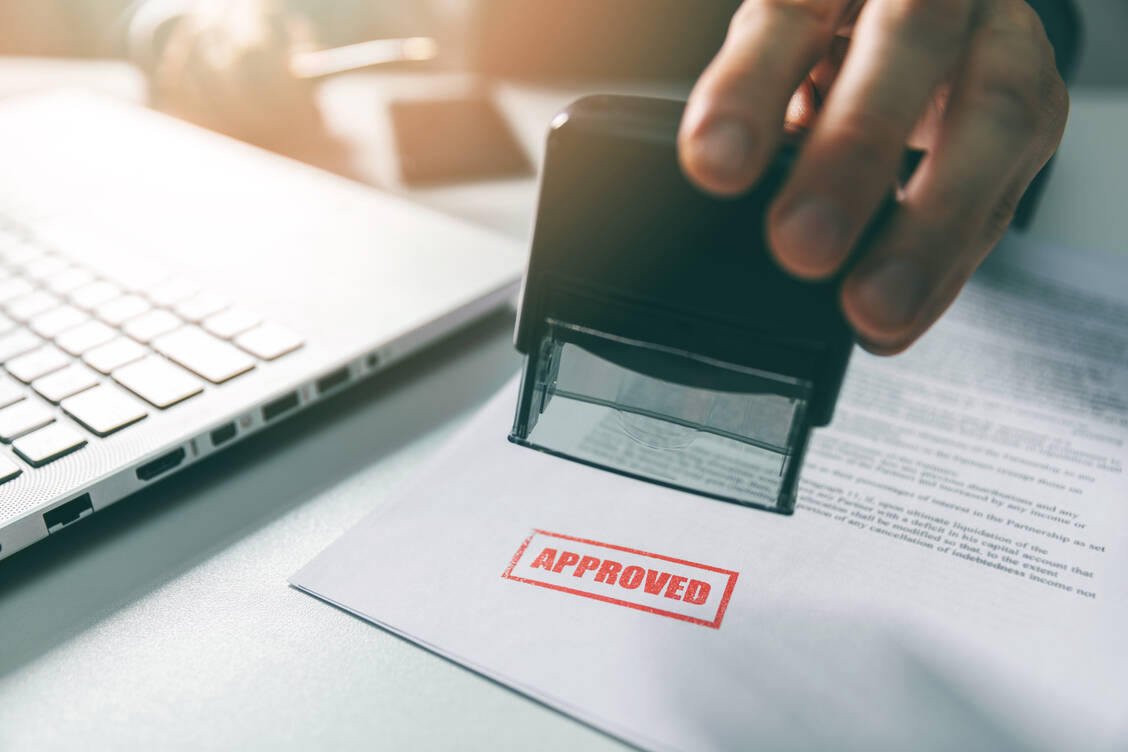 Wieso war Großbritannien schneller als die EU, fragen sich im Moment viele. Dabei handelt es sich um unterschiedliche Zulassungsformen (Symbolbild). / Foto: Adobe Stock/ronstik