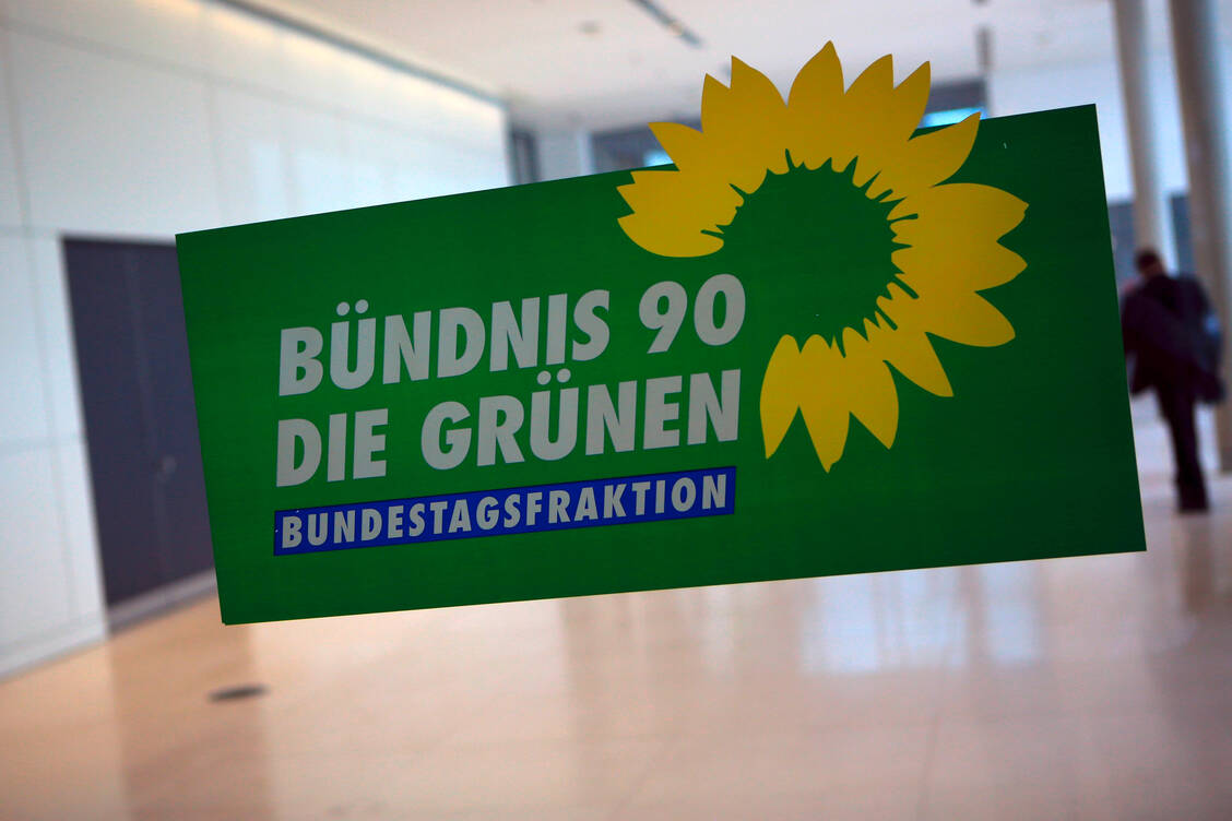 Die Grünen fordern nun Festpreise für die Vergütung bei der Maskenabgabe. Schade, dass die Oppositionsfraktion das nicht auch schon früher erkannt hat. / Foto: imago/Manngold