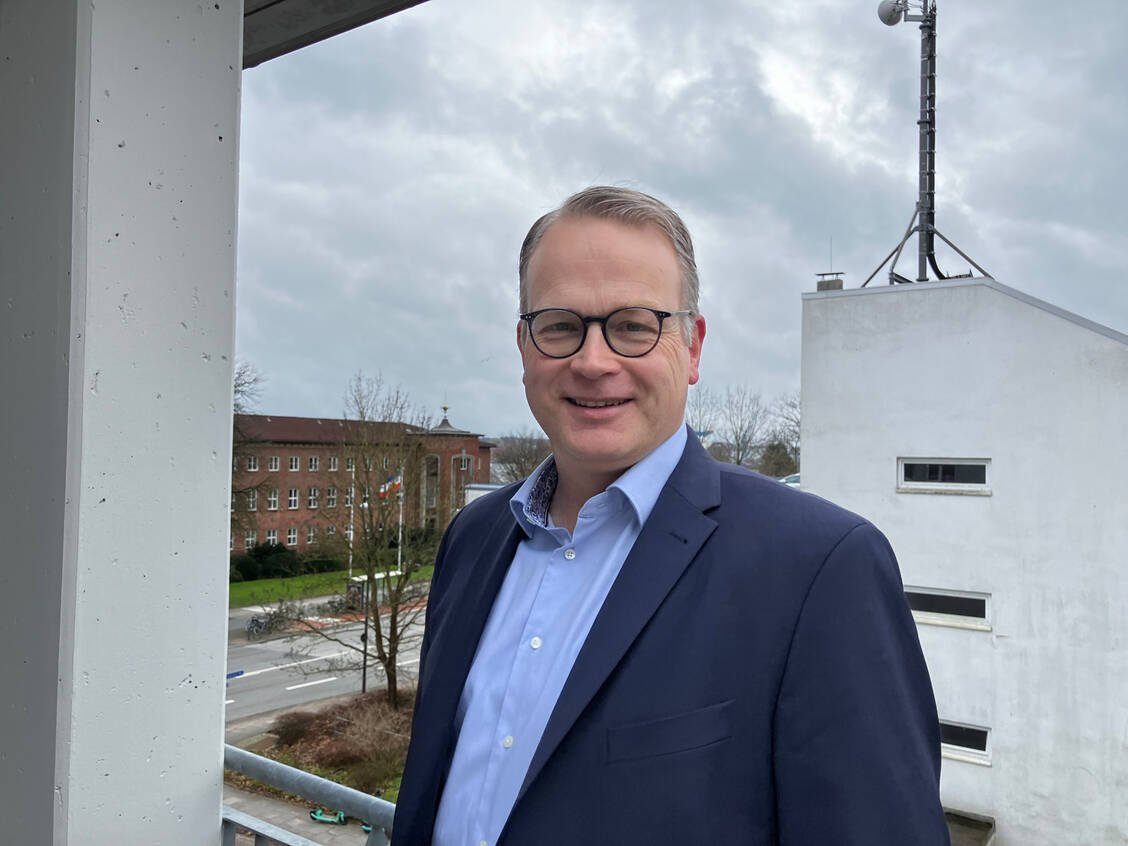 Kammerpräsident Kai Christiansen schaut vom Balkon des Apothekerhauses direkt auf den Landtag Schleswig-Holsteins in Kiel. / Foto: PZ/Daniela Hüttemann