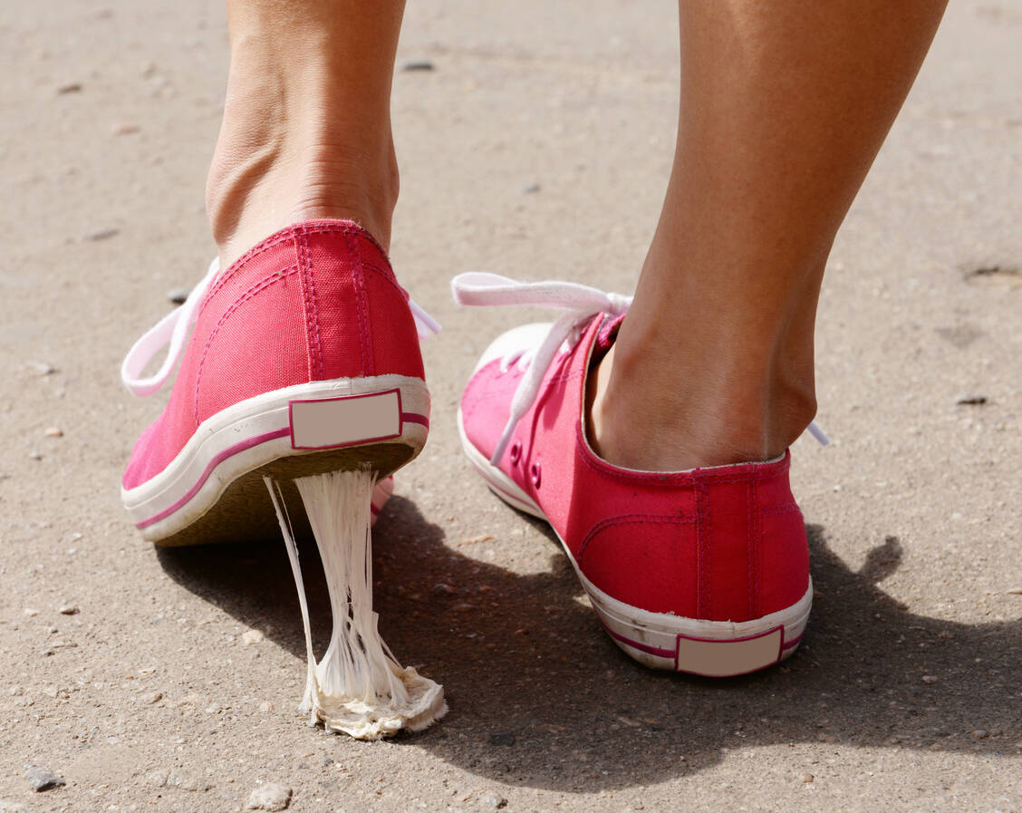 Wie Kaugummi am Schuh – so kleben an der Uni Bonn synthetisierte  Substanzen am katalytischen  Zentrum der Hauptprotease von SARS-CoV-2. / Foto: Adobe Stock/Africa Studio