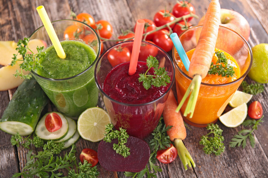Hin und wieder ein Smoothie ist lecker. Eine Detox-Kur braucht der Körper aber nicht. / © Adobe Stock/M.studio