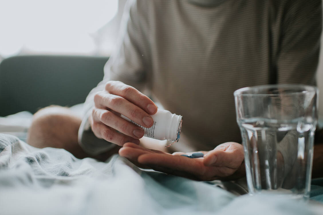 Nur eine Tablette täglich zur Kontrolle der HIV-Infektion – das ist in vielen Fällen möglich. Sobald Resistenzen auftreten, müssen aber häufig wieder mehr Tabletten pro Tag geschluckt werden. / © Getty Images/Catherine Falls Commercial