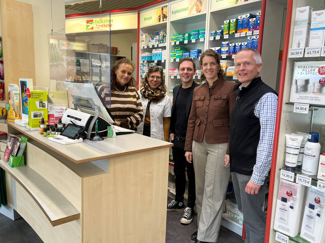 v.l.n.r.: Tatjana Zambo (Präsidentin des Landesapothekerverbandes Baden-Württemberg), eine Mitarbeiterin der Paracelsus-Apotheke, Florian Wahl (SPD Baden-Württemberg), Lina Seitzl (SPD) und Martin Braun (Präsident der Landesapothekerkammer). / © Ivana Conda