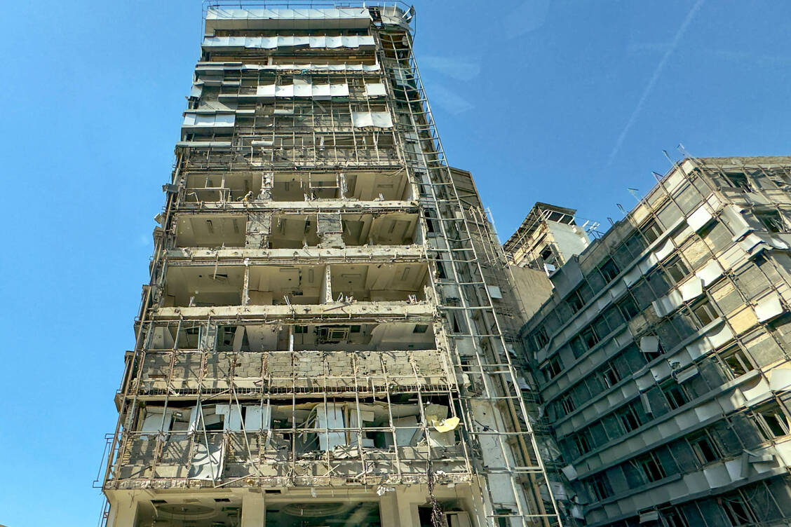 Das Gandhi-Krankenhaus in der iranischen Hauptstadt Teheran, nachdem es von einer Rakete getroffen wurde.  / © Imago/Middle East Images