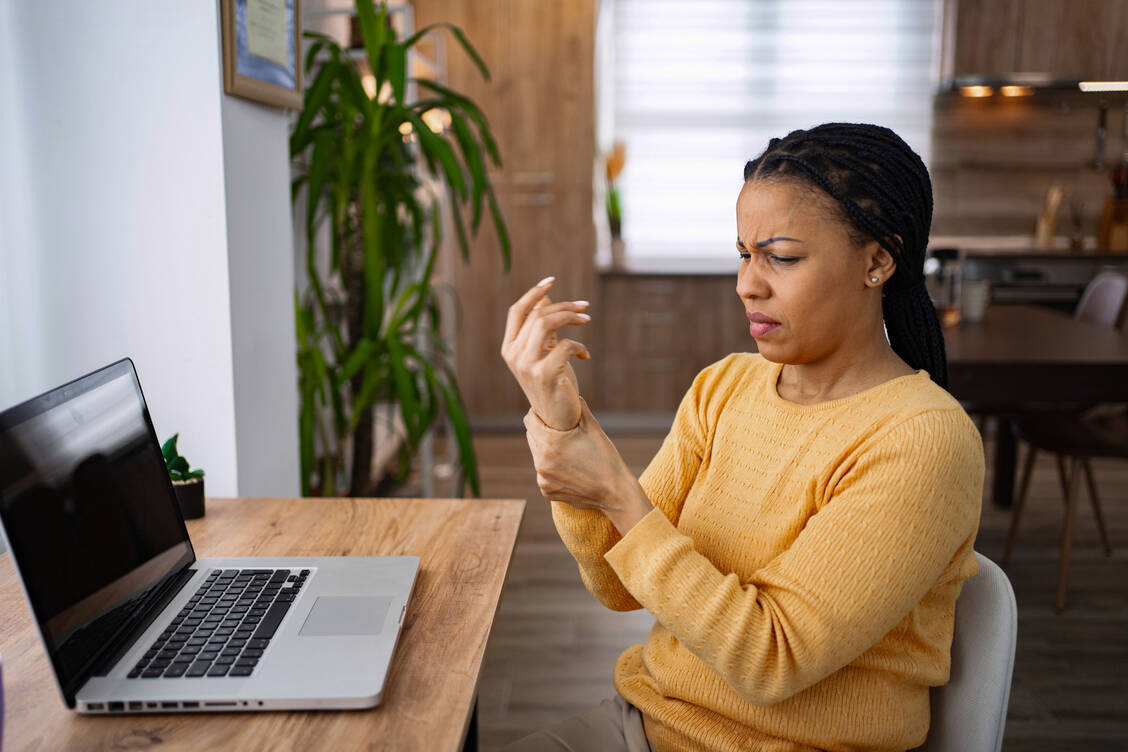 Eine übermäßige Belastung der Handgelenke – auch am Arbeitsplatz – kann zu einem Karpaltunnelsyndrom führen. Beschwerden sollten immer ernstgenommen werden. / © Getty Images/Viktor Cvetkovic
