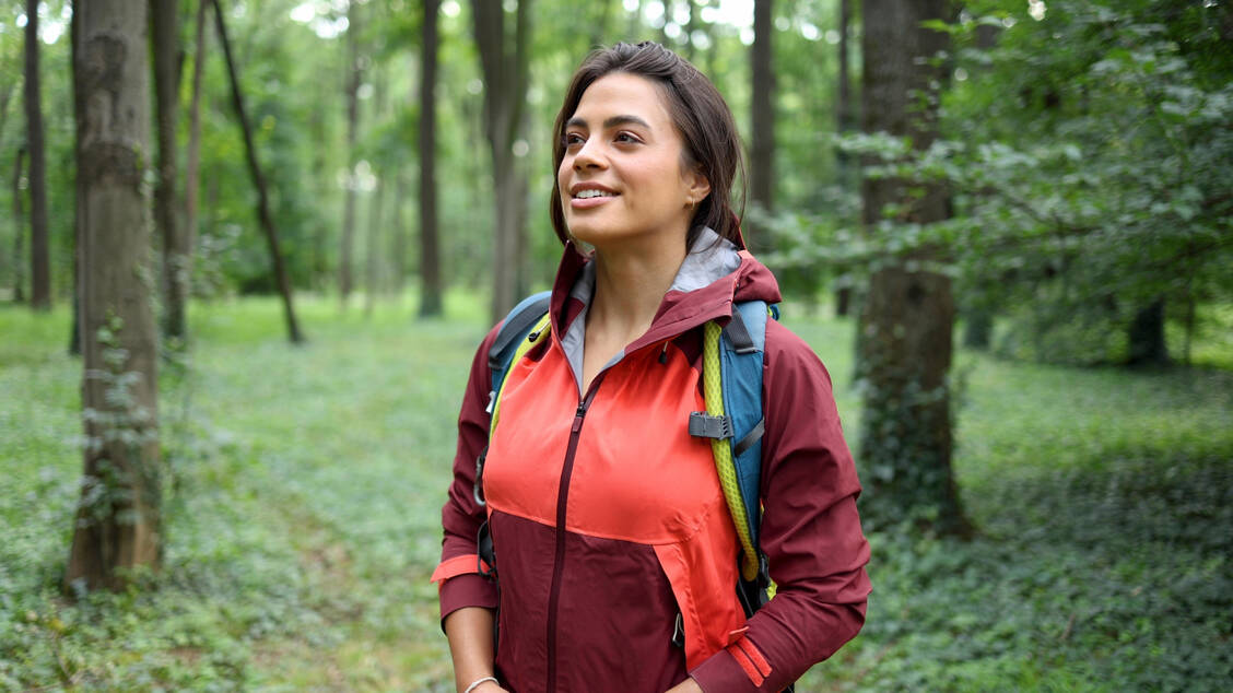 Ob das Vogelgezwitscher vertraut klingt oder nicht, kann für den Erholungseffekt im Wald einen Unterschied machen. / © Shutterstock/PeopleVideos