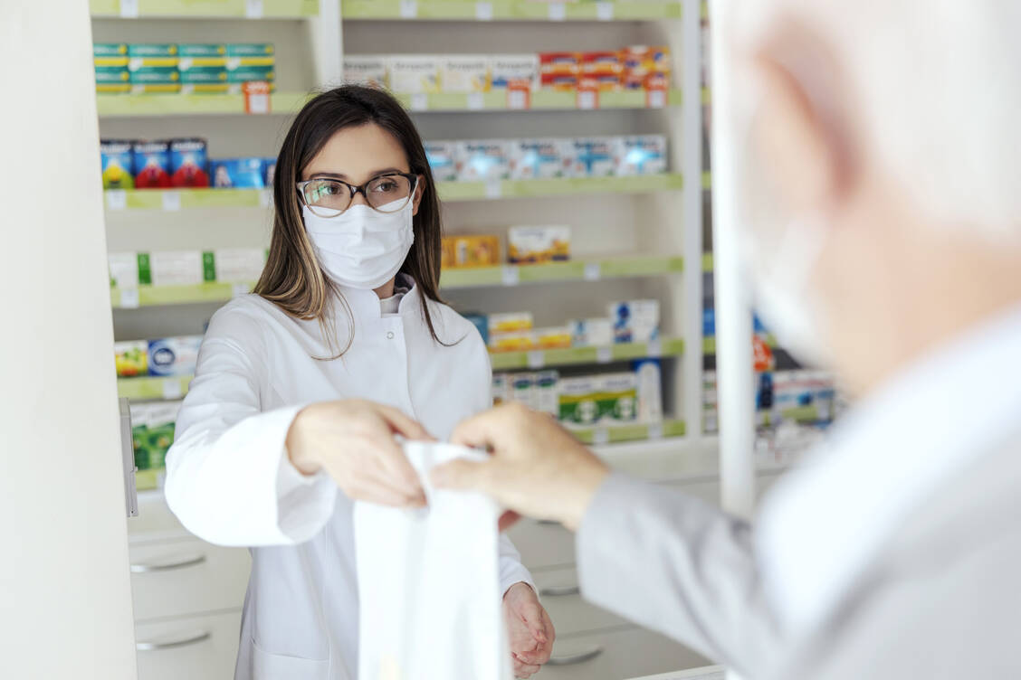 In der Apotheke fragen Kunden immer wieder nach Schlafmitteln ohne Rezept. Das Apothekenteam sollte sie vor der Abgabe gut beraten. / Foto: Adobe Stock/dusanpetkovic1