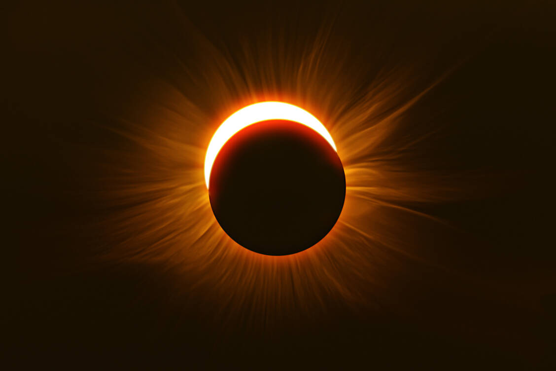 Am 12. August 2026 etwa zwischen 19:00 Uhr und 21:00 Uhr ist in Deutschland eine partielle Sonnenfinsternis zu beobachten. Und wenige Stunden später erreicht der Strom der Perseiden seinen Höhepunkt – gute Aussichten auf viele Sternschnuppen, klares Wetter vorausgesetzt. / © Getty Images/Matt Anderson Photography
