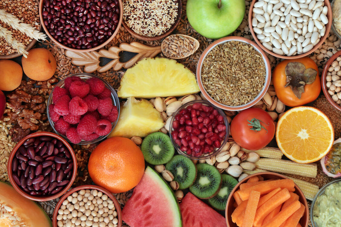Eine vegane Ernährung überwiegend aus Obst, Gemüse, Getreide und Hülsenfrüchten hat im Vergleich zu einer Mischkost einen niedrigeren  Energiegehalt. / © Getty Images/marilyna
