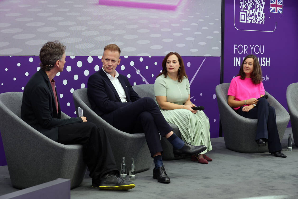 Alexander Müller, Florian Fuhrmann, Ina Lucas und Pia Wülfing (v.l.) sprachen über die Chancen des elektronischen Medikationsplans. / © PZ/Alois Müller