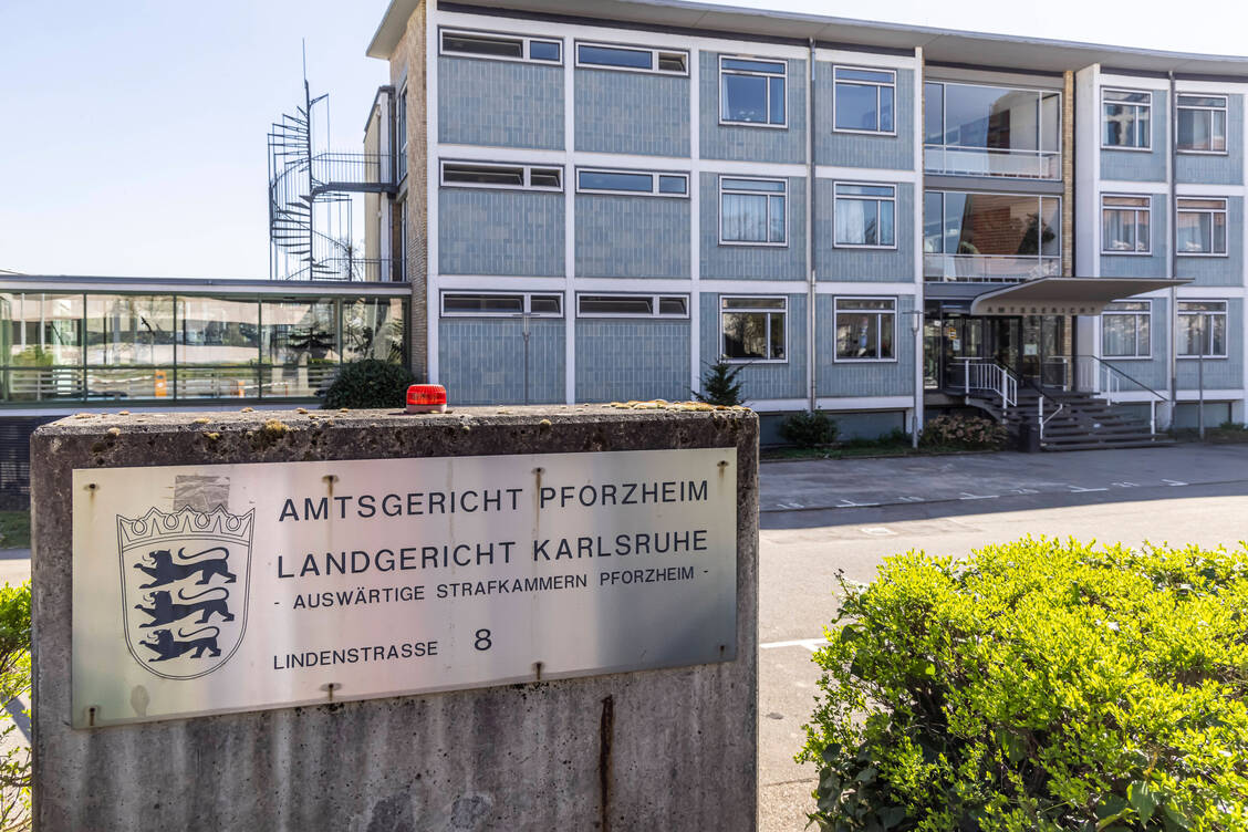 Wie viele Klicks von der dm-Website zur dm-Apotheke? Das Landgericht Karlsruhe beschäftigt sich mit dem Geschäftsmodell der Onlineapotheke, die der Karlsruher Drogist seit Ende vergangenen Jahres betreibt. / © Imago/Arnulf Hettrich