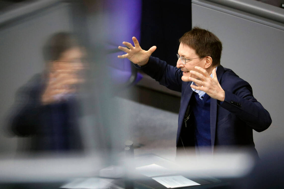 Bundesgesundheitsminister Karl Lauterbach (SPD) ist kein Homöopathie-Freund und begrüßt eine Entscheidung der Bremer Ärzte, entsprechende Verträge zu kündigen. / Foto: IMAGO/Future Image