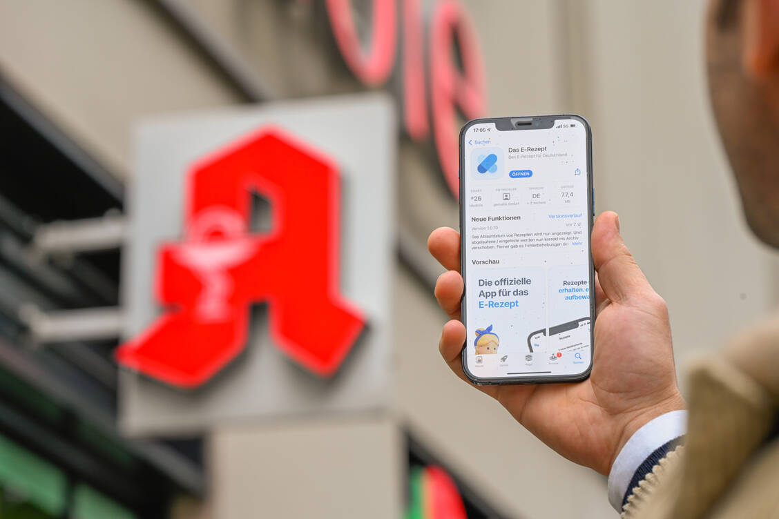 Wer die E-Rezept-App der Gematik nutzt, kann ab sofort auch die E-Rezepte von Angehörigen über sein Smartphone managen. / Foto: picture alliance/dpa